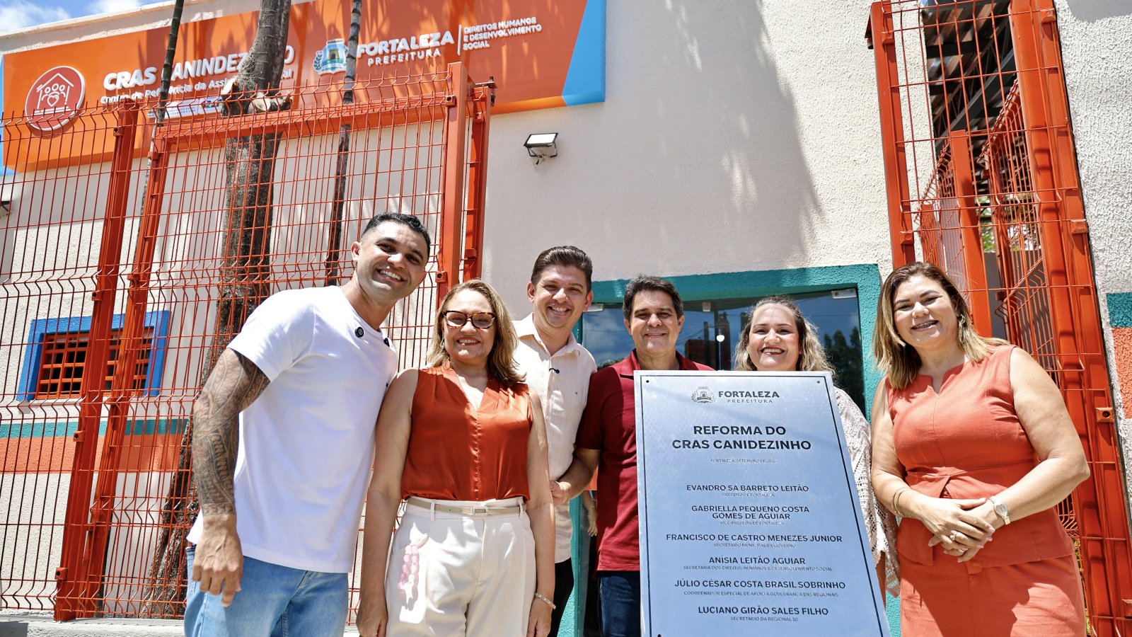 grupo de pessoas posa para a foto